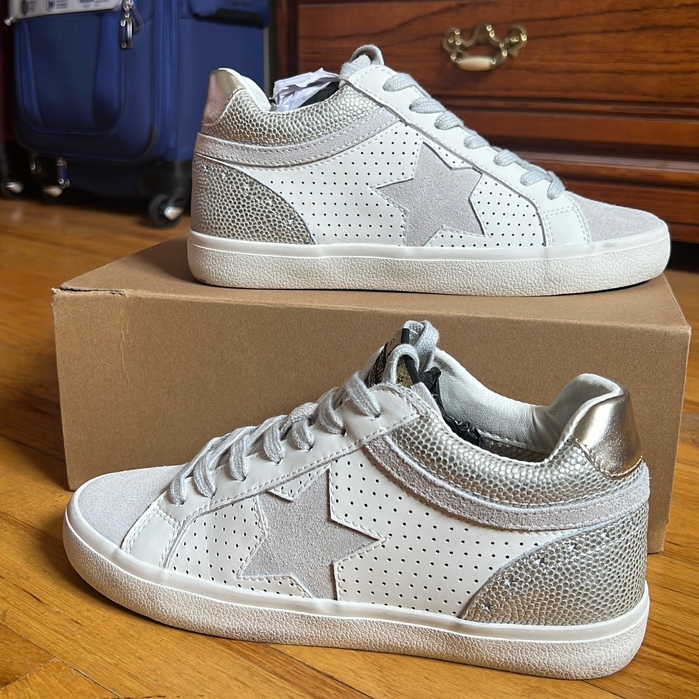 Brand New! Vintage Havana Bounce sneaker. Size 8